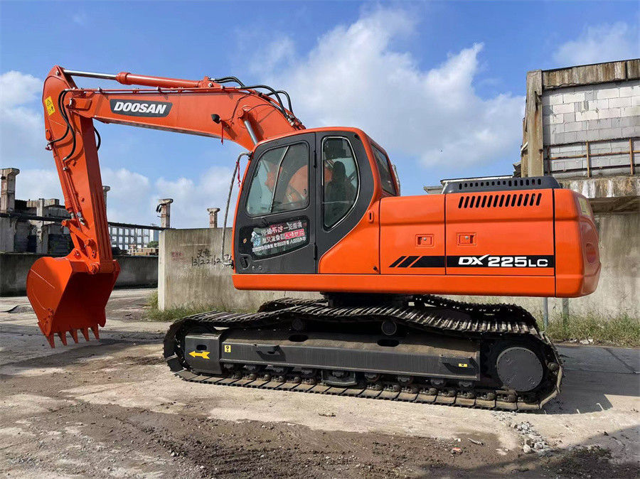 Digunakan Doosan DX225 Excavator Made in Korea Kondisi baik Konsumsi bahan bakar rendah