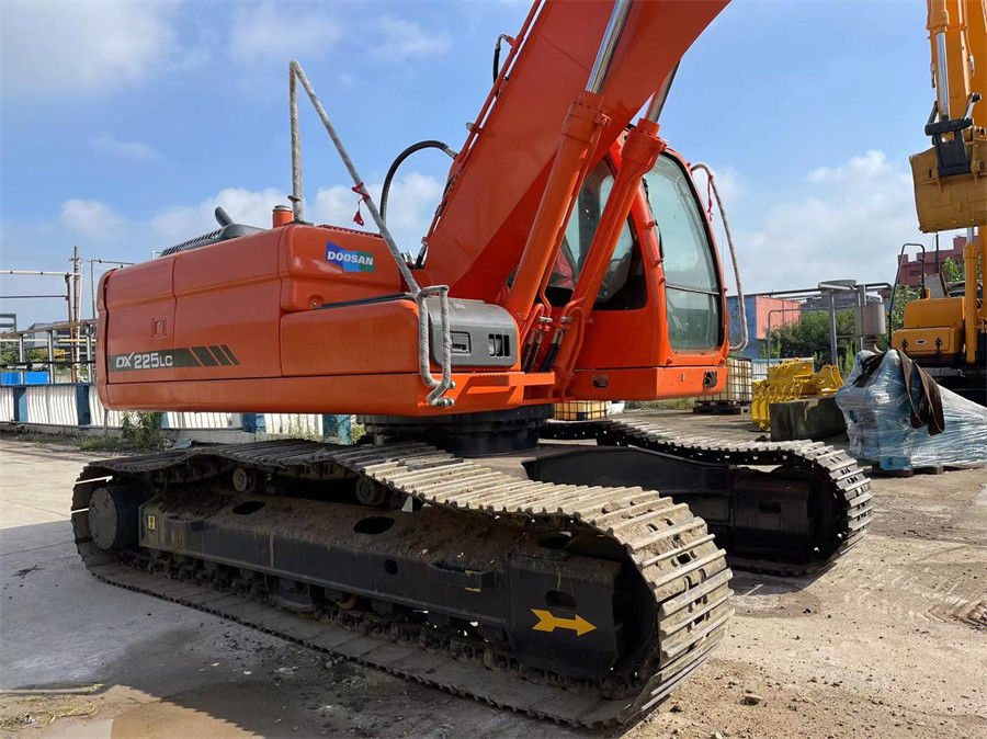 Digunakan Doosan DX225 Excavator Made in Korea Kondisi baik Konsumsi bahan bakar rendah