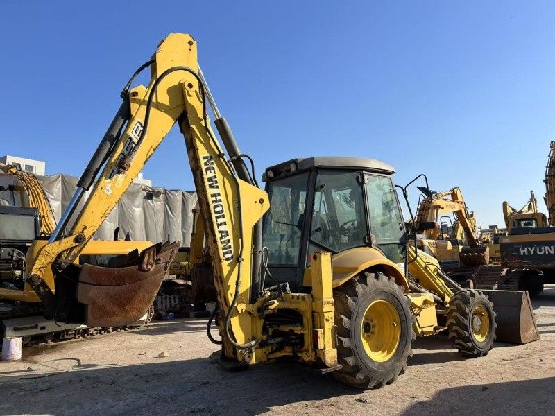 Warna Asli New Holland LB85 Backhoe Loader 4 Wheel Drive dalam kondisi baik