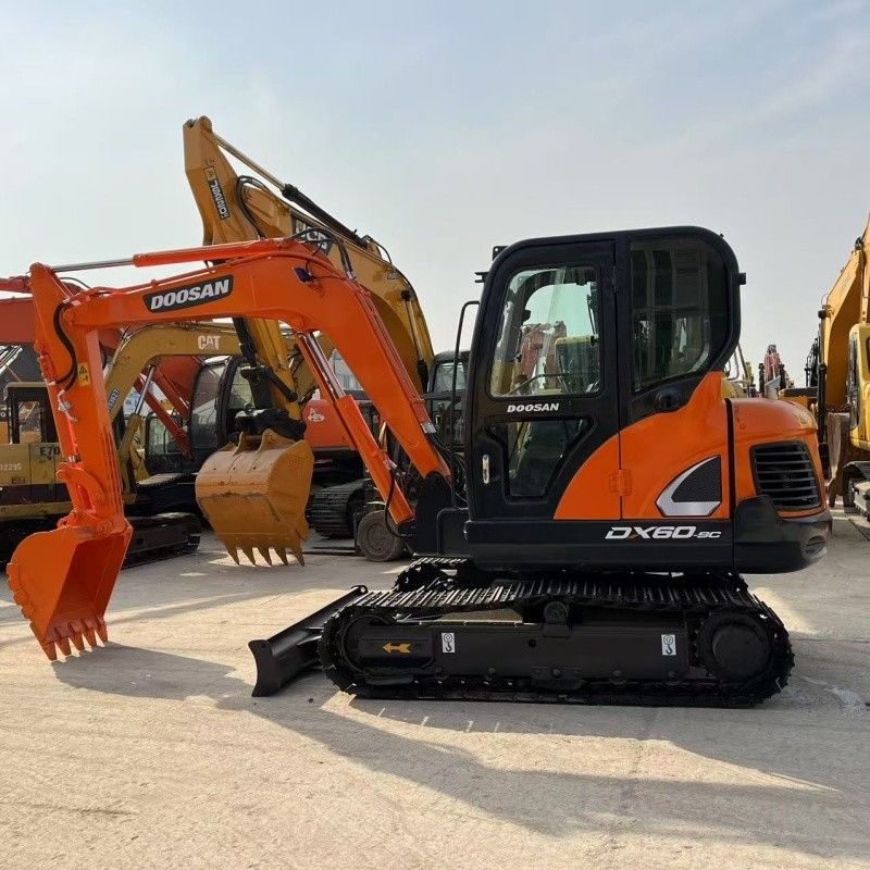 Excavator Doosan DX60 berkapasitas 6 ton Asal Korea dengan pisau dan garis palu pemutus