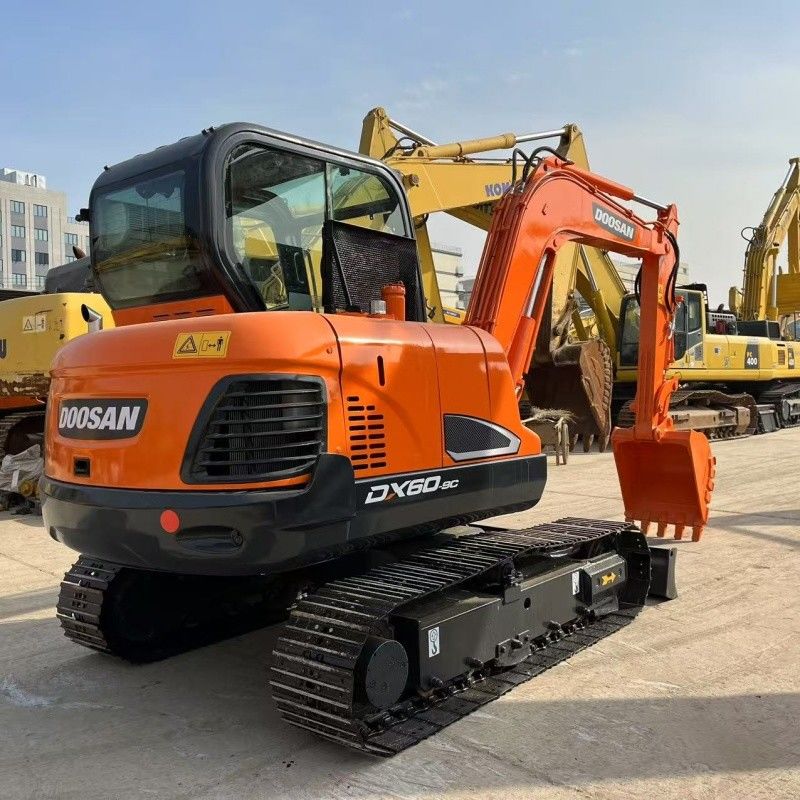 Excavator Doosan DX60 berkapasitas 6 ton Asal Korea dengan pisau dan garis palu pemutus