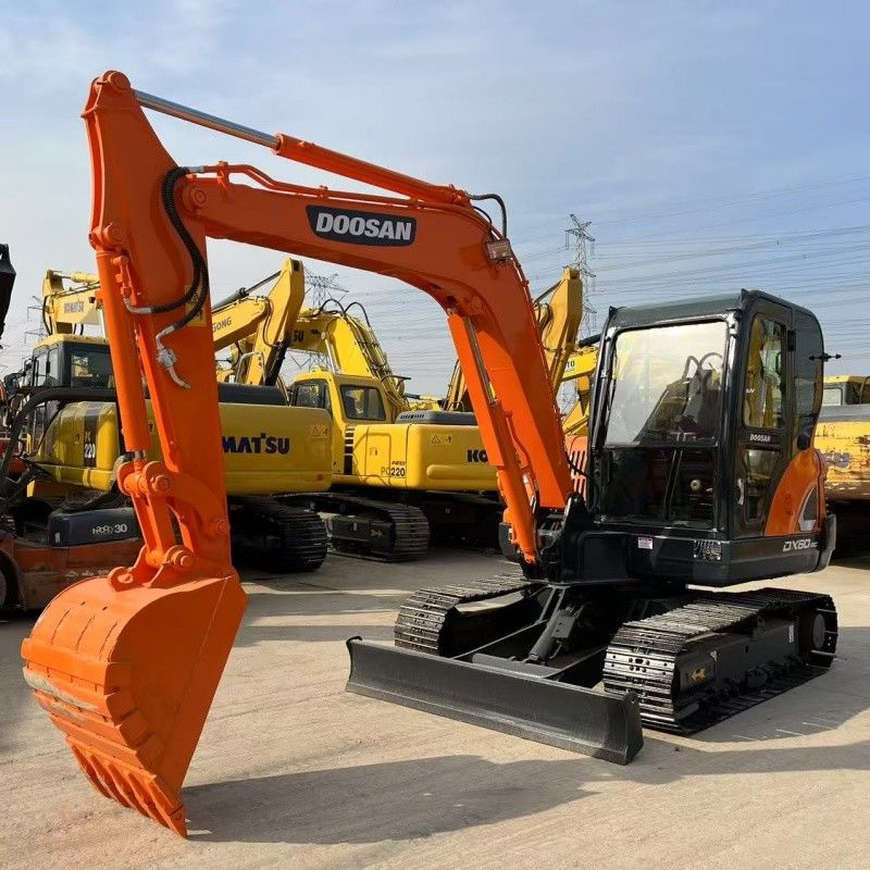 Excavator Doosan DX60 berkapasitas 6 ton Asal Korea dengan pisau dan garis palu pemutus
