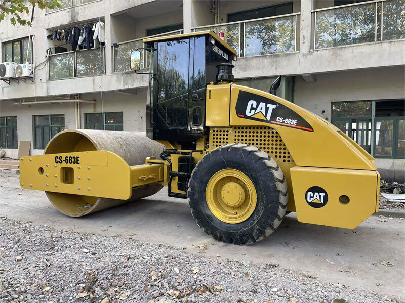 Used Caterpillar CS683E Compactor Used CAT CS683E Single-Drum Vibratory compactor