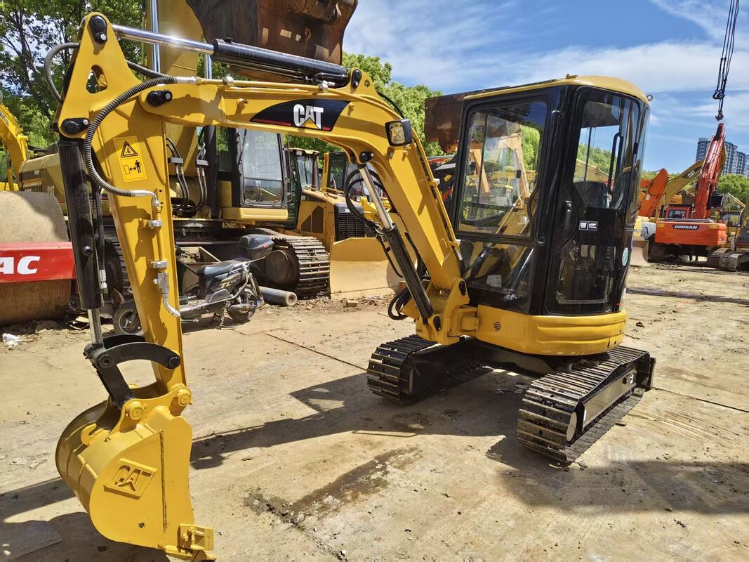 Ekskavator CAT 303C CR Bekas Menawarkan Kekuatan Gali yang Kuat dan Hidraulik yang Responsif Ideal untuk Pekerjaan Lanskap dan Utilitas