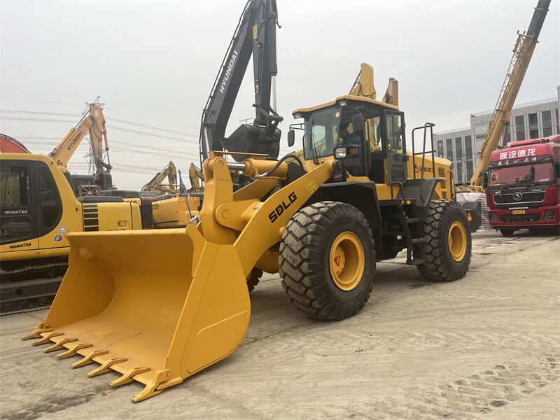 SDLG L958F Wheel Loader yang digunakan dalam kondisi baik dengan mesin 178 KW, berat operasi 6000 kg, dan model tahun 2024.