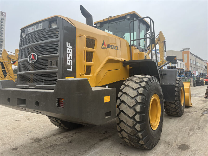SDLG L958F Wheel Loader yang digunakan dalam kondisi baik dengan mesin 178 KW, berat operasi 6000 kg, dan model tahun 2024.