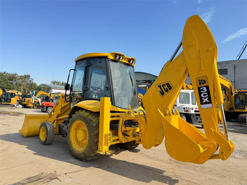 Digunakan JCB 3CX Backhoe Loader dengan 1.1m3 Ember Kapasitas, 81kw Daya, dan Satu Tahun Garansi