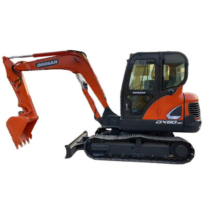 Doosan DX60 9C Excavator Mini Digger Bekas Efisiensi Tinggi Dengan Blade Dozer